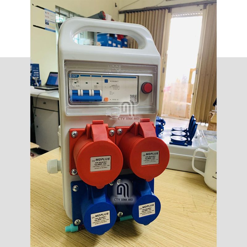 hop chia nguon dien thi cong 4 o cam